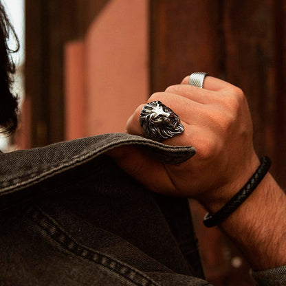 Close-up of hand wearing AN JEWELS JEWELRY Mod. AA.ALION1-10 lion ring and accessories.