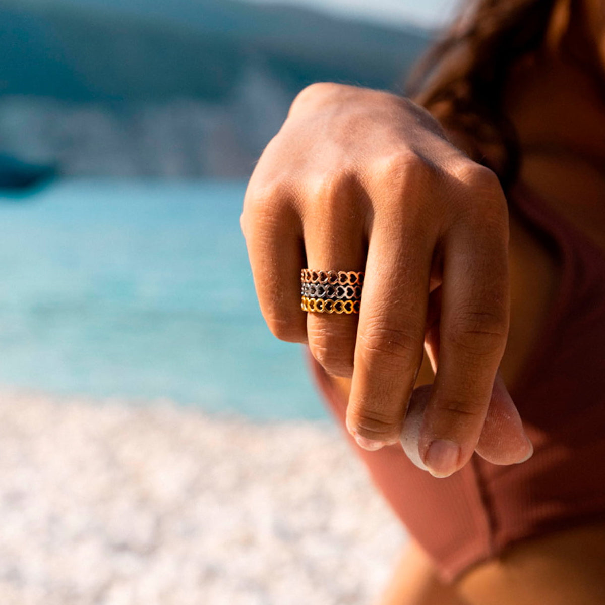 Woman wearing AN JEWELS JEWELRY Mod. AL.RSC01SYR-7 ring on a beach with sea in the background.