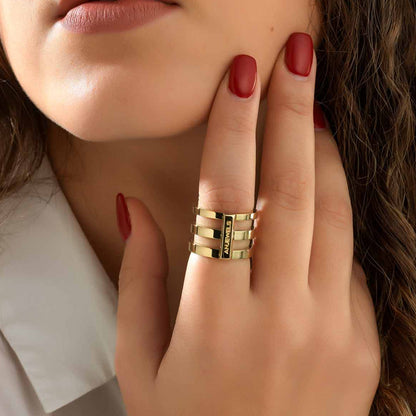 Woman wearing AN JEWELS JEWELRY Mod. AR.R3NS02Y-7 gold ring with red nail polish
