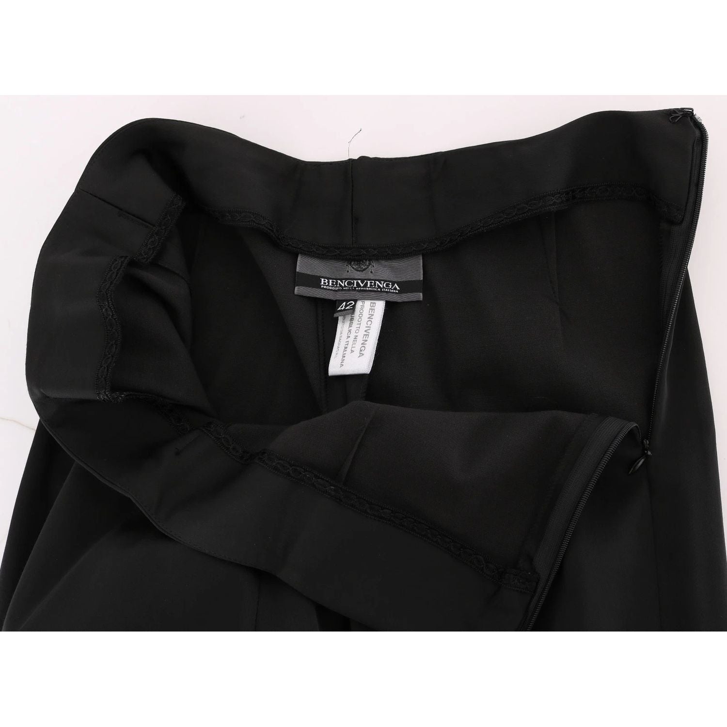 Front view with bag zipped and handles upright.