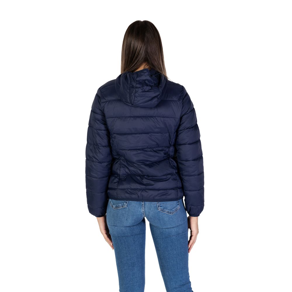 Front view with bag zipped and handles upright.
