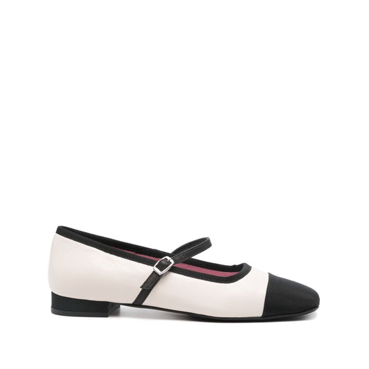 CAREL PARIS Flat shoes Beige with buckle-strap and contrasting toecap, side view of Gisele bicolor ballet flats with flat sole.