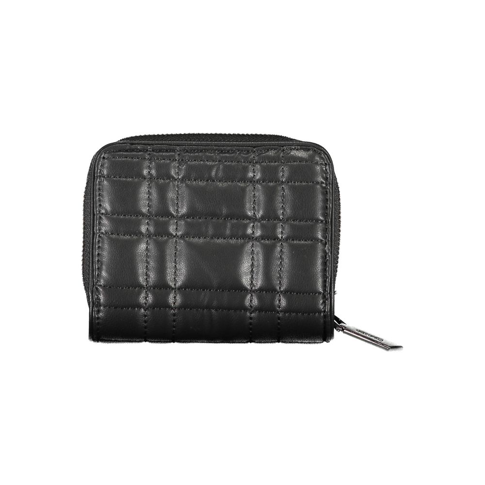 Front view with bag zipped and handles upright.