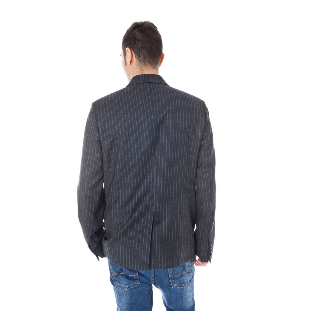 Front view with bag zipped and handles upright.