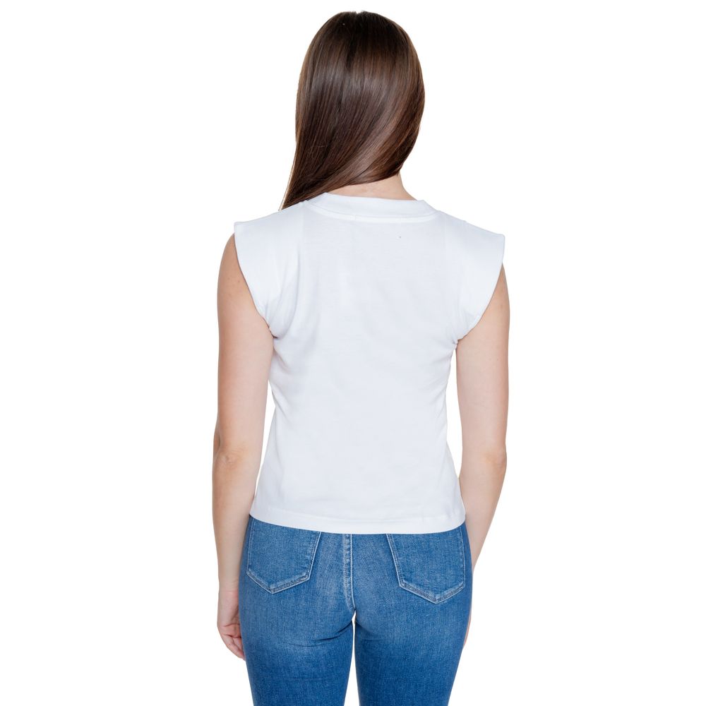 Front view with bag zipped and handles upright.