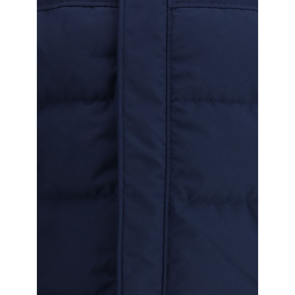 Front view with bag zipped and handles upright.