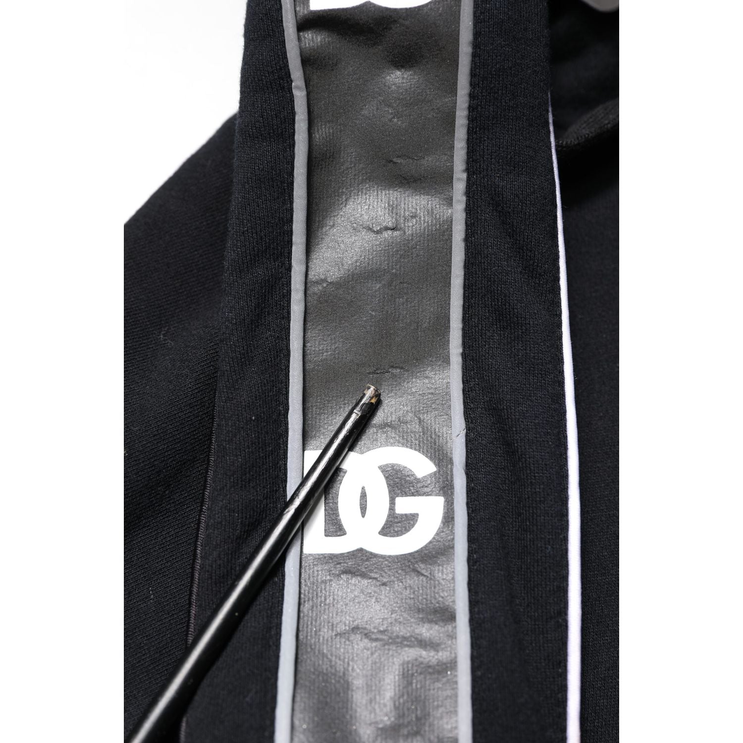 Front view with bag zipped and handles upright.