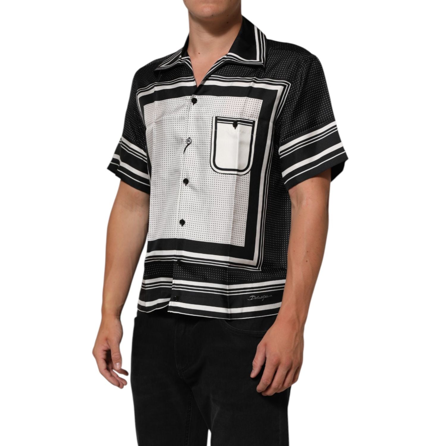 Front view with bag zipped and handles upright.