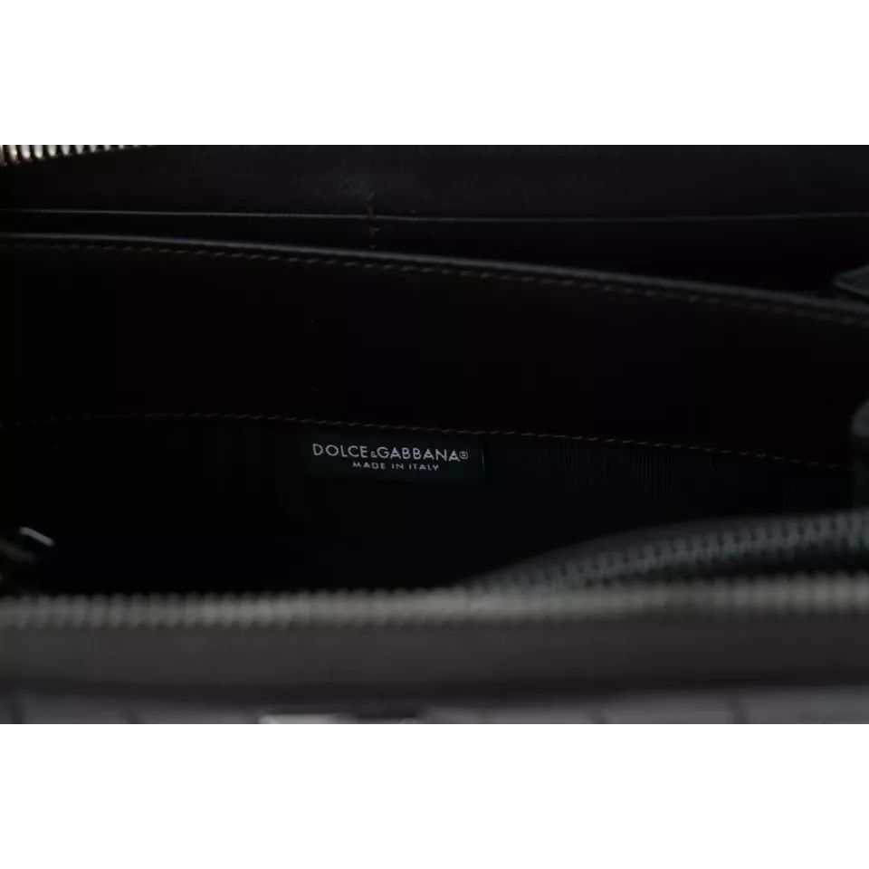 Front view with bag zipped and handles upright.