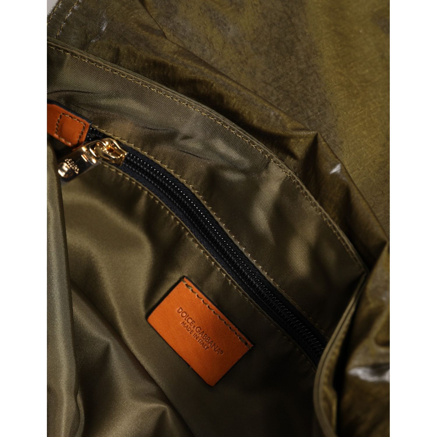 Front view with bag zipped and handles upright.