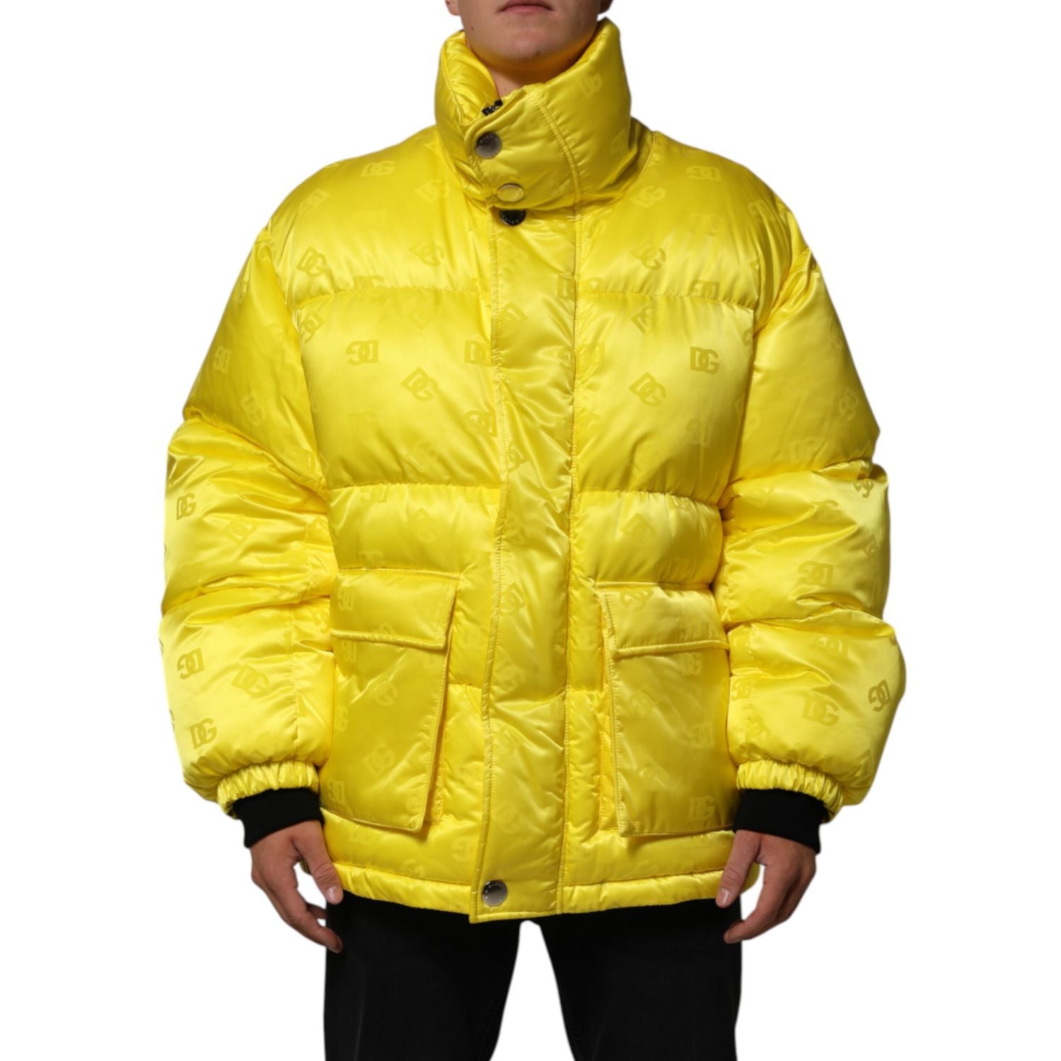 Front view with bag zipped and handles upright.
