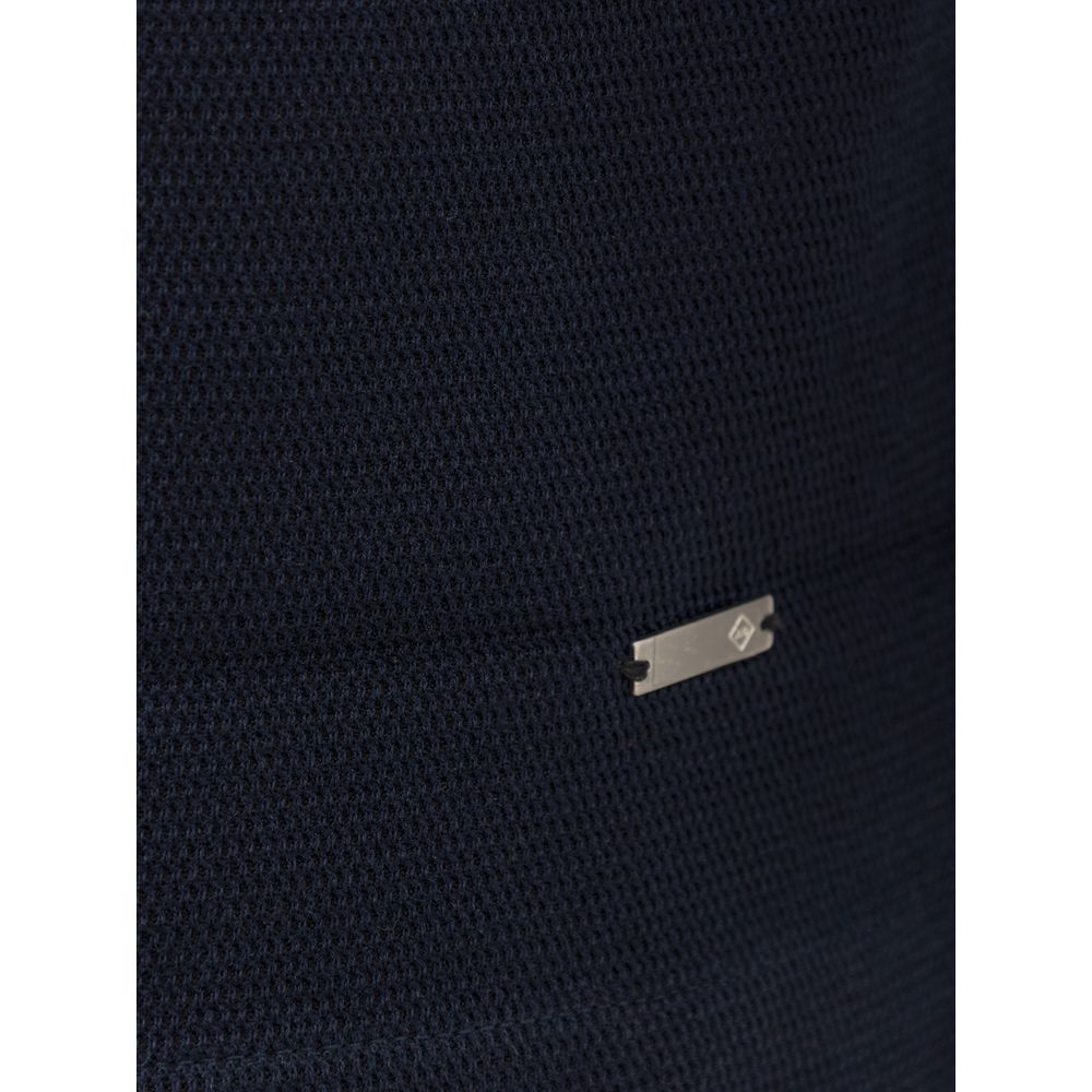 Front view with bag zipped and handles upright.