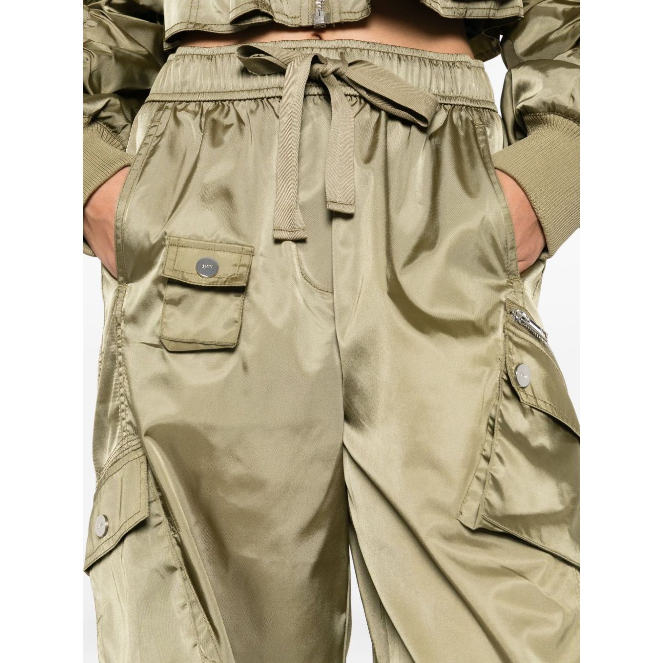 Front view with bag zipped and handles upright.
