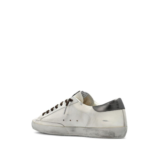 Golden Goose Super-Star in nappa leather with leather star and leather heel tab, white lace-up sneakers with flat rubber sole and contrast heel.