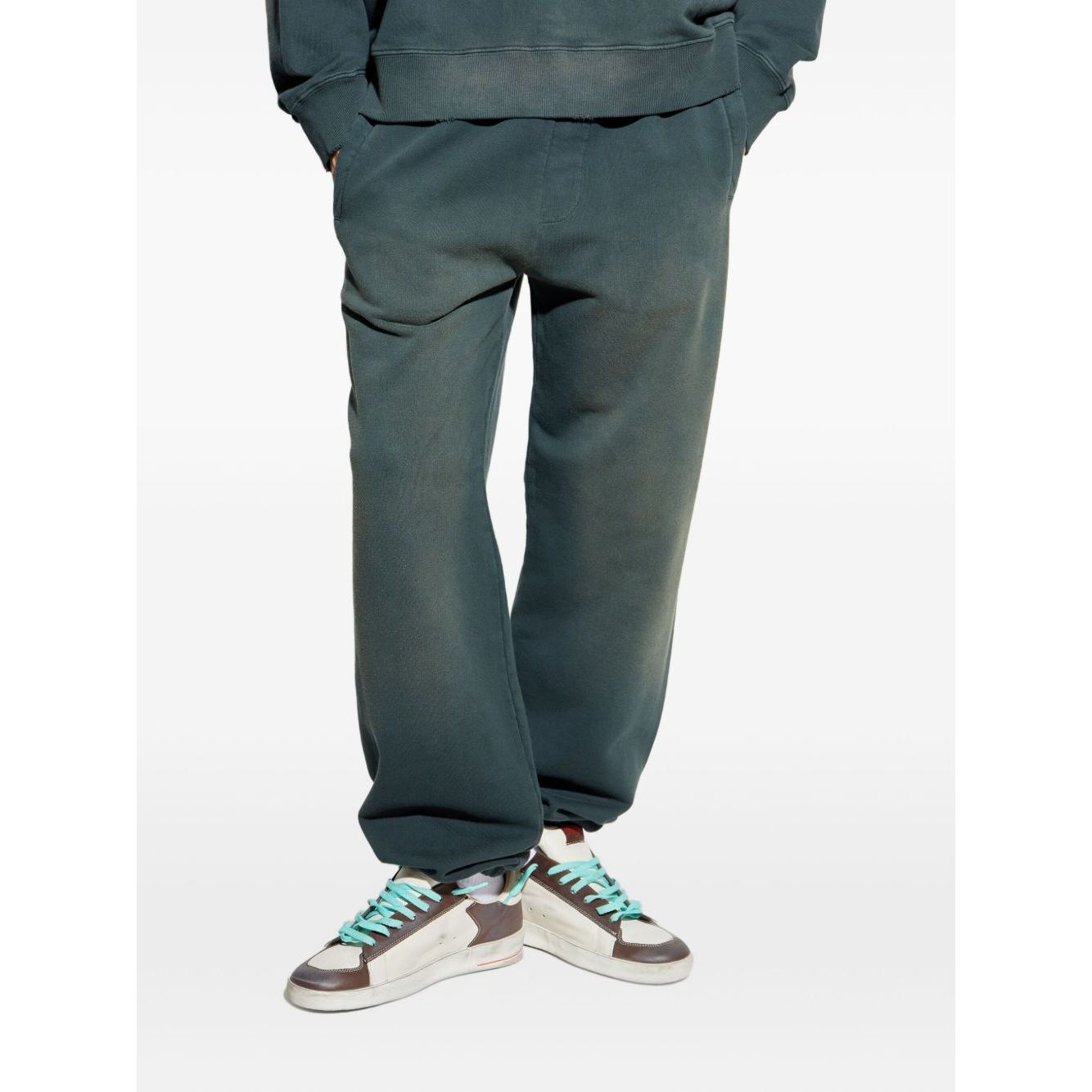 Front view with bag zipped and handles upright.