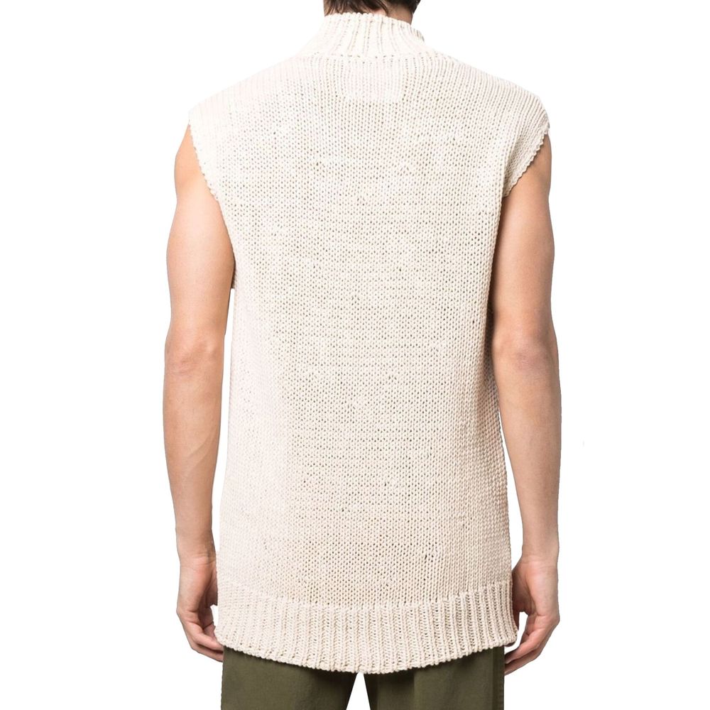 Front view with bag zipped and handles upright.