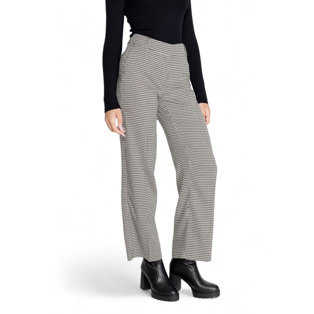 Model wearing Only Black Polyester Pant, women's fall/winter collection, 64% polyester, 34% viscose, 2% elastane fabric.