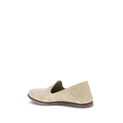Pedro García Beige Calf Leather Bos Taurus Slip-On Loafers with zigzag rubber sole for elegant comfort, side view of Yoshi slippers.