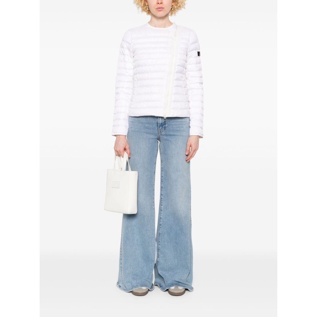 Front view with bag zipped and handles upright.