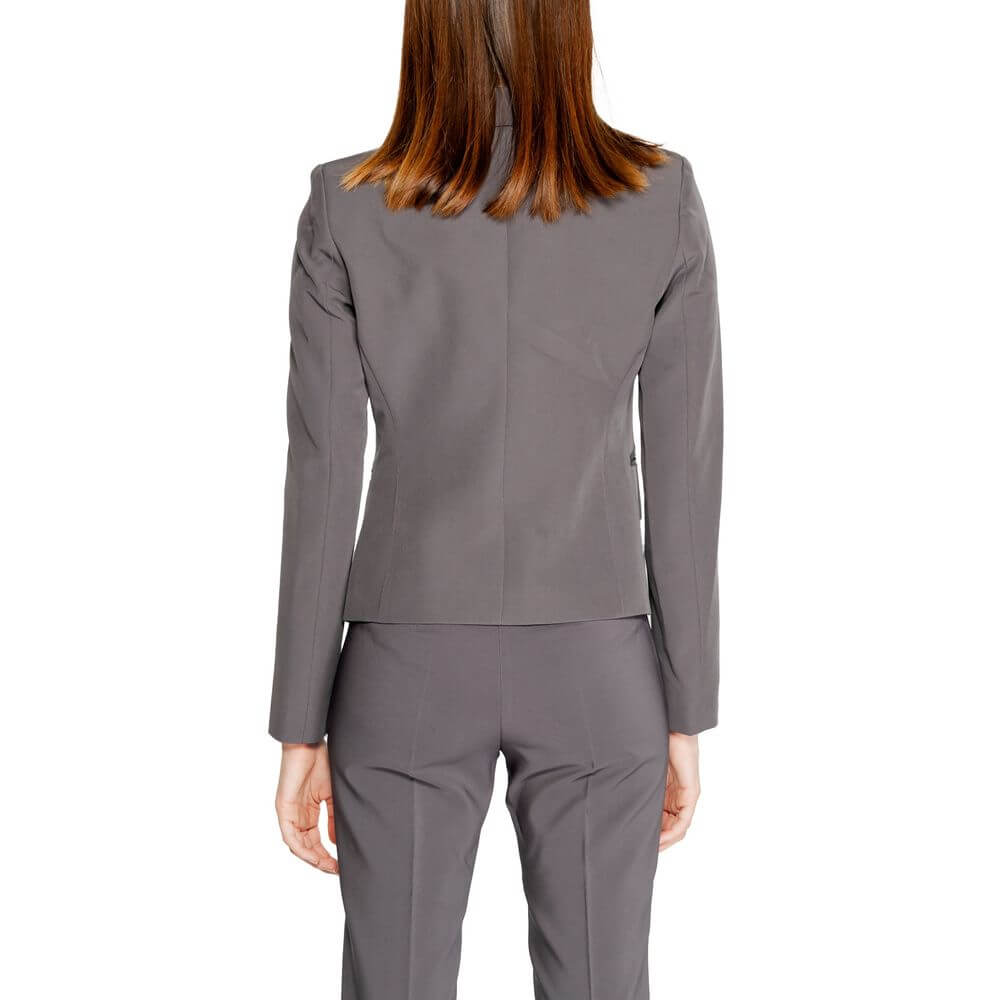 Front view with bag zipped and handles upright.