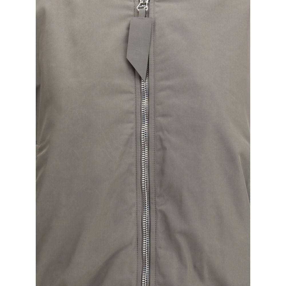 Front view with bag zipped and handles upright.