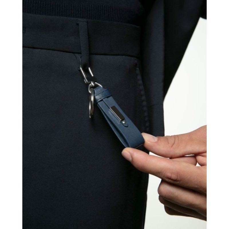 Front view with bag zipped and handles upright.