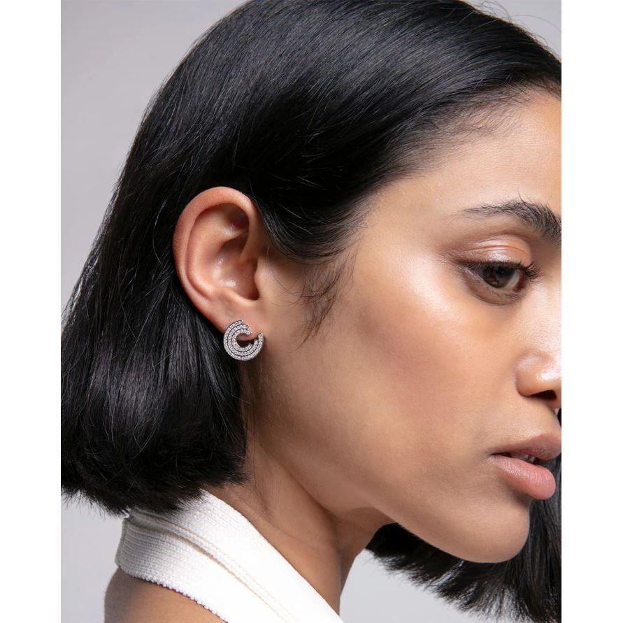 Woman wearing VICEROY JEWELS Mod. 9128E000-30 silver earrings with quartz analog feature