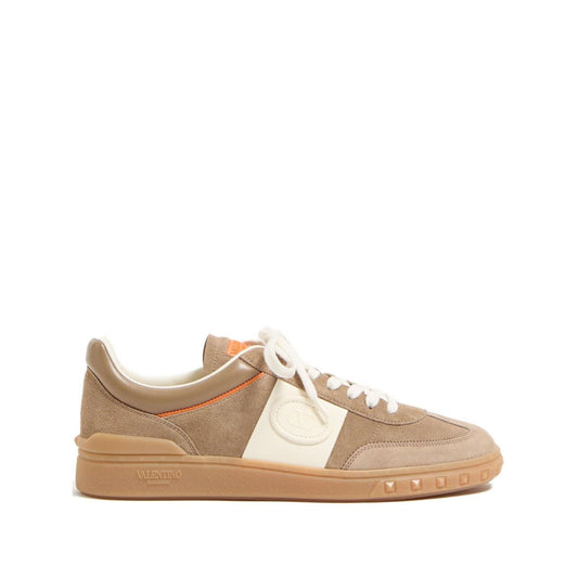 Valentino Garavani Upvillage Crust Leather Sneaker in caramel brown with panelled design, rubber sole, logo detail, lace-up fastening.