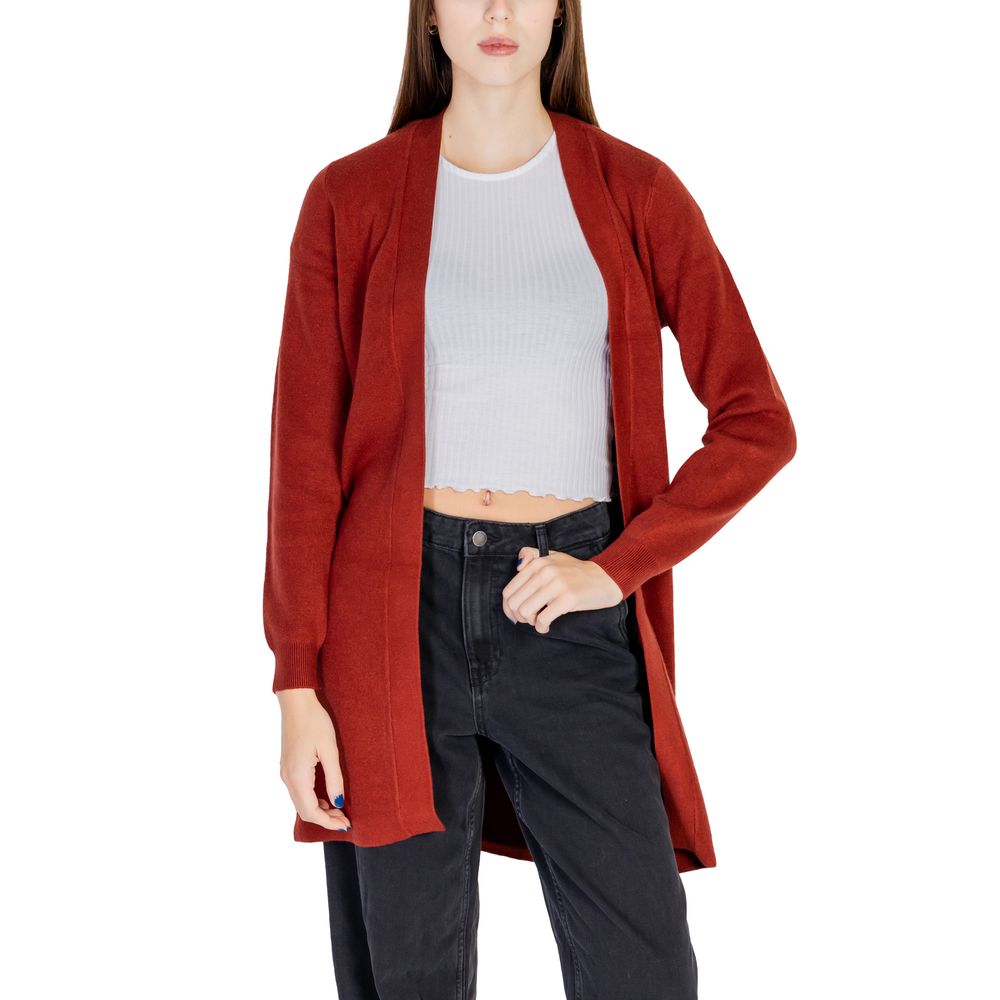 Woman wearing Vero Moda Red Viscose Cardigan, part of the women's knitwear Fall/Winter collection, made of viscose, polyester, nylon.