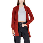 Woman wearing Vero Moda Red Viscose Cardigan, part of the women's knitwear Fall/Winter collection, made of viscose, polyester, nylon.