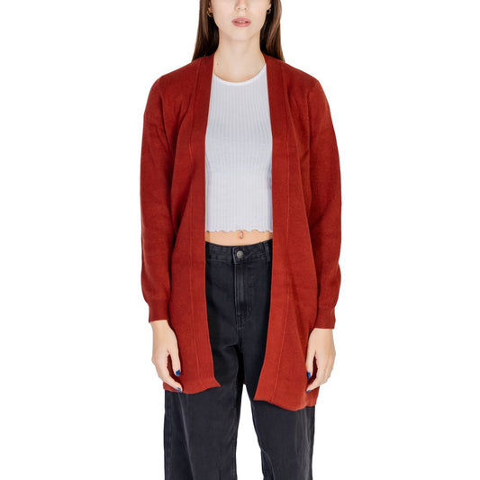 Woman wearing Vero Moda Red Viscose Cardigan from Fall/Winter collection, paired with a white top and black pants.